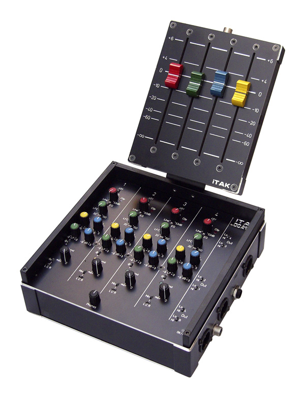 iTAKrem montée sur DC AUDIOVISUEL iTAK préampli 4 entrées
